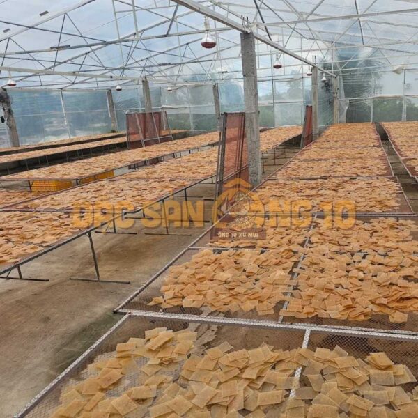 Bánh phồng tôm Năm Căn phơi nắng thủ công