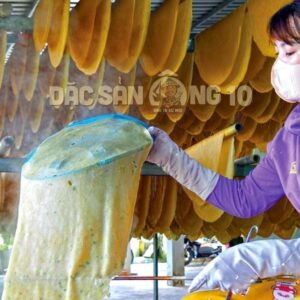Bánh phồng tôm Năm Căn trong quá trình tráng bánh
